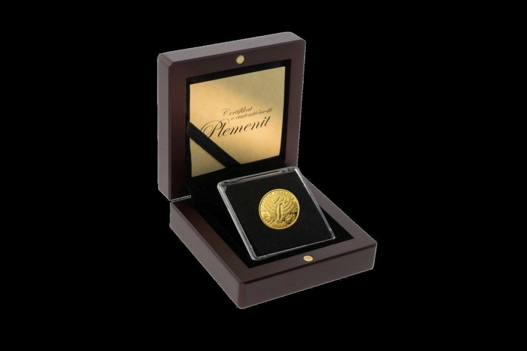 Zlatna medalja Gospa od Međugorja Kraljica Mira u ukrasnoj drvenoj poklon kutiji
