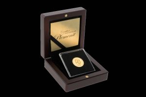 Zlatni dukat jednostruki mali Franc Ios za poklon ili dar u ukrasnoj drvenoj poklon kutiji