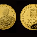 Zlatnik 1000 kuna Papa Ivan Pavao II u ukrasnoj poklon kutiji za dar i poklon
